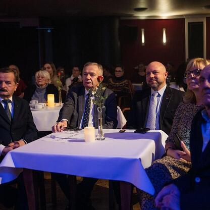 Formalne uroczystości w Kinoteatrze Rialto, gdzie Marszałek Województwa Śląskiego wręcza nagrody za wybitne osiągnięcia w dziedzinie kultury. (wygenerowano przez AI)