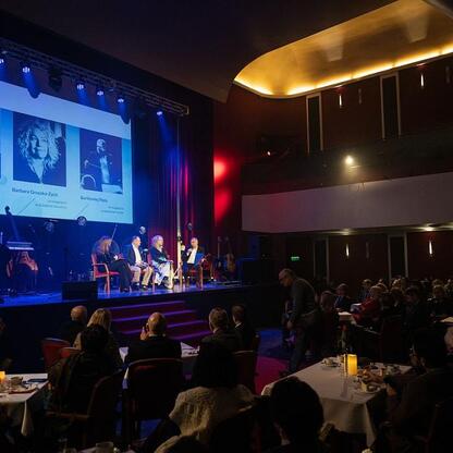 Formalna gala w Kinoteatrze Rialto, gdzie Marszałek Województwa Śląskiego wręcza nagrody za wybitne osiągnięcia w kulturze. (wygenerowano przez AI)