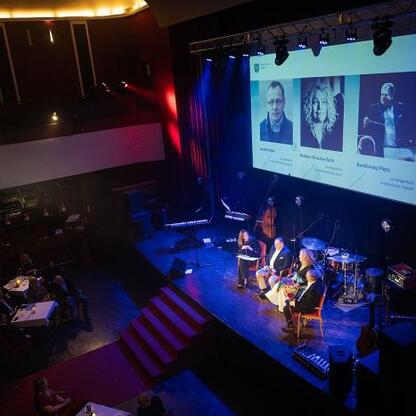 Formalna uroczystość nagradzająca osoby za wkład w kulturę Śląska w 2024 roku. (wygenerowano przez AI)