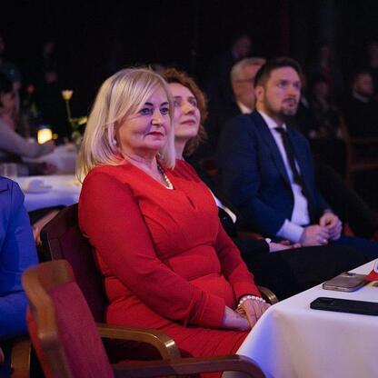 Wernisaż nagród kulturalnych w Kinoteatrze Rialto. Laureaci i goście w formocie. (wygenerowano przez AI)