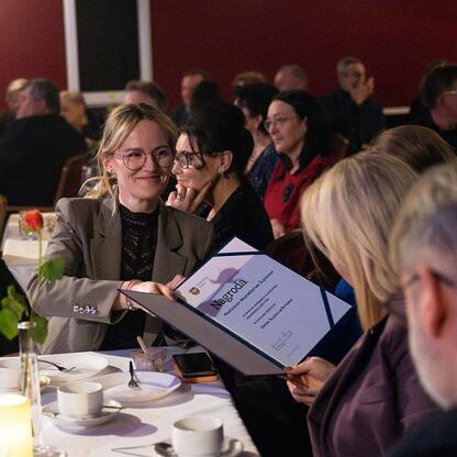 Formalna gala wręczenia nagród kulturalnych w Kinoteatrze Rialto. (wygenerowano przez AI)