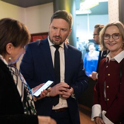 Podczas uroczystości wręczenia nagród Marszałka Województwa Śląskiego w dziedzinie kultury, uczestnicy przeglądają listę laureatów. (wygenerowano przez AI)