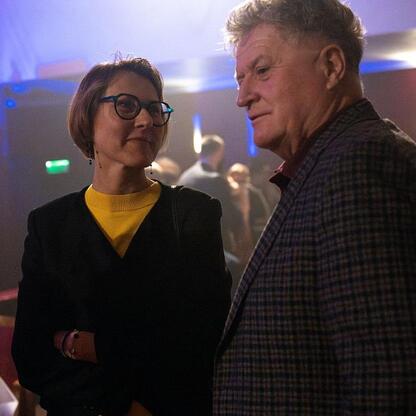 Moment z uroczystości nagród Marszałka Województwa Śląskiego, gdzie laureaci zostają uhonorowani za wybitne osiągnięcia w dziedzinie kultury. (wygenerowano przez AI)