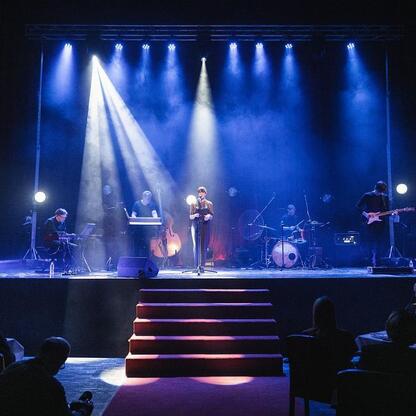 Zdjęcie przedstawia koncert z nagrodzeniem laureatów Marszałka Województwa Śląskiego w dziedzinie kultury. (wygenerowano przez AI)