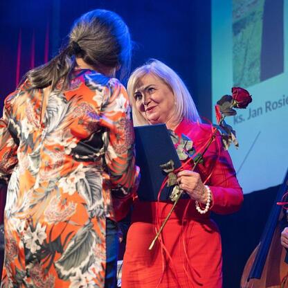 Wernisaż nagród dla twórców kultury w Śląsku, laureaci otrzymują certyfikaty i kwiaty. (wygenerowano przez AI)