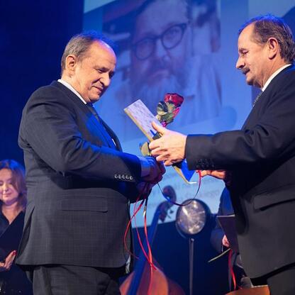 Formalna uroczystość wręczenia nagród Marszałka Województwa Śląskiego w dziedzinie kultury. (wygenerowano przez AI)