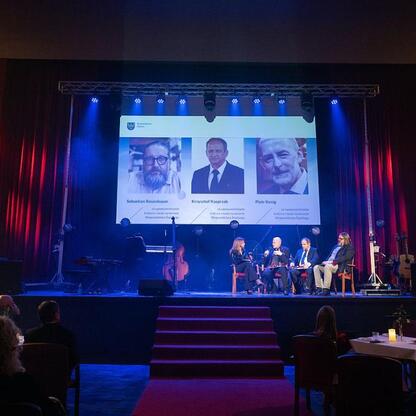 Formalna uroczystość wręczenia nagród kulturalnych w Kinoteatrze Rialto. (wygenerowano przez AI)
