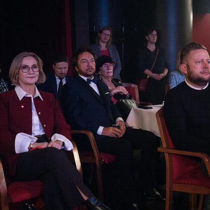 Formalne uroczystości w Kinoteatrze Rialto, gdzie Marszałek Śląskiego Voivodship wręcza nagrody za osiągnięcia w dziedzinie kultury. (wygenerowano przez AI)