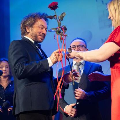 Grzegorz Boski, Wicemarszałek Województwa Śląskiego, wręcza nagrodę laureatom kultury podczas ceremonii w Kinoteatrze Rialto. (wygenerowano przez AI)