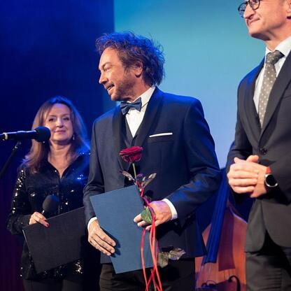 Grzegorz Boski, Wicemarszałek Województwa Śląskiego, wręcza nagrodę laureatom Culture Awards 2024. (wygenerowano przez AI)
