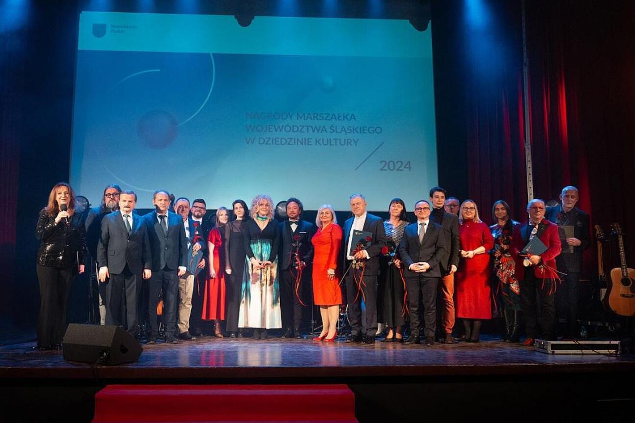 Grzegorz Boski, Wicemarszałek Województwa Śląskiego, wręcza nagrody kulturalne na ceremonii w Kinoteatrze Rialto. (wygenerowano przez AI)