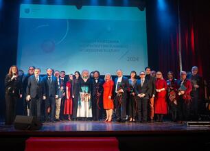 Grzegorz Boski, Wicemarszałek Województwa Śląskiego, wręcza nagrody kulturalne na ceremonii w Kinoteatrze Rialto. (wygenerowano przez AI)