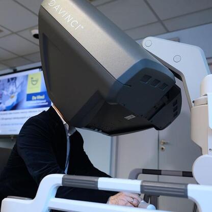 Zdjęcie przedstawia użycie robotu Da Vinci w Katowickim Centrum Onkologii, wspierającego leczenie raka trzonu macicy. (wygenerowano przez AI)
