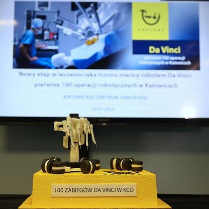 100 Da Vinci procedur w Katowickim Centrum Onkologii. (wygenerowano przez AI)