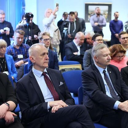 Wicemarszałek Leszek Pietraszek i dyrektor szpitala Włodzimierz Migacz uczestniczą w konferencji 