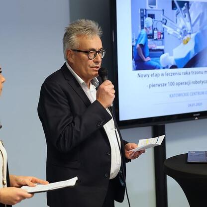 Podczas konferencji w Katowickim Centrum Onkologii przedstawiono zalety robotycznej chirurgii, wykorzystywanej w leczeniu raka trzonu macicy. (wygenerowano przez AI)