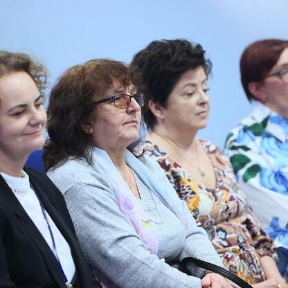 Grupa kobiet uczestniczących w konferencji o leczeniu raka trzonu macicy, zgromadzona w sali konferencyjnej. (wygenerowano przez AI)