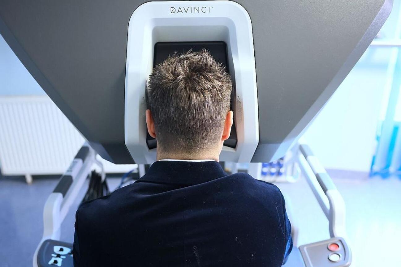 Z okazji 100. operacji z użyciem robota da Vinci w Katowickim Centrum Onkologii. (wygenerowano przez AI)
