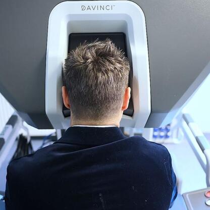 Zdjęcie przedstawia operację raka trzonu macicy wykonywaną za pomocą robota da Vinci w Katowickim Centrum Onkologii. (wygenerowano przez AI)
