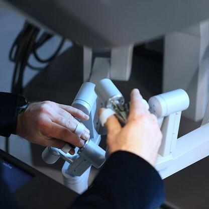 Robot Da Vinci w Katowickim Centrum Onkologii, wspierający precyzyjne zabiegi chirurgiczne. (wygenerowano przez AI)
