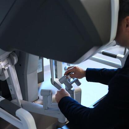 Chirurg w Katowickim Centrum Onkologii操作Da Vinci robotem chirurgicznym. (wygenerowano przez AI)