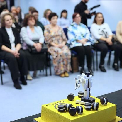 Zaprezentowano na zdjęciu tort z figurką robota da Vinci, symbolizujący sukces w leczeniu raka trzonu macicy. (wygenerowano przez AI)