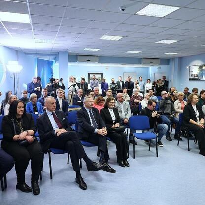 Konferencja w Katowickim Centrum Onkologii z okazji 100 operacji z użyciem robota da Vinci. (wygenerowano przez AI)