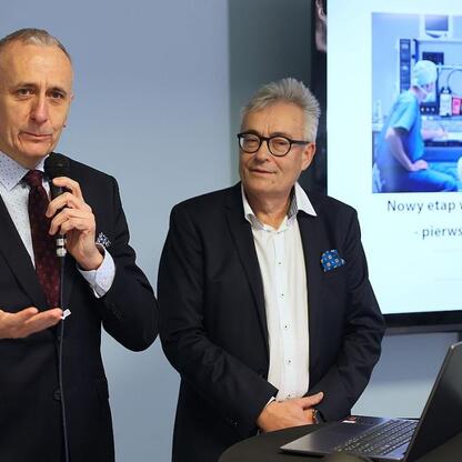 Wicemarszałek Leszek Pietraszek przemawia podczas konferencji w Katowickim Centrum Onkologii, podkreślając znaczenie technologii Da Vinci w leczeniu raka trzonu macicy. (wygenerowano przez AI)