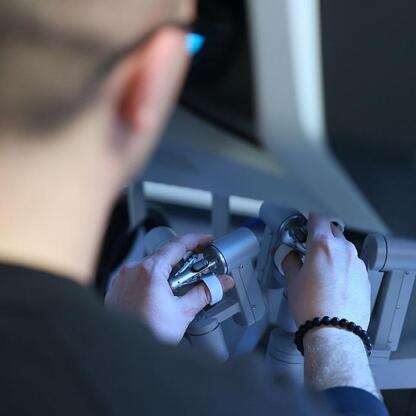 Operacja robotem da Vinci w Katowickim Centrum Onkologii. (wygenerowano przez AI)
