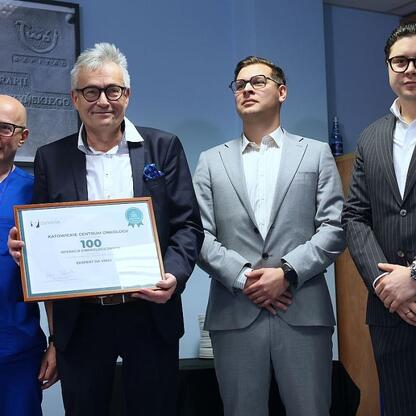 Z okazji 100. operacji z użyciem robota da Vinci w Katowickim Centrum Onkologii. (wygenerowano przez AI)