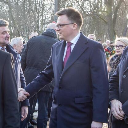 Marszałek Wojciech Saługa uczestniczy w uroczystościach upamiętniających 80. rocznicę Tragedii Górnośląskiej. (wygenerowano przez AI)