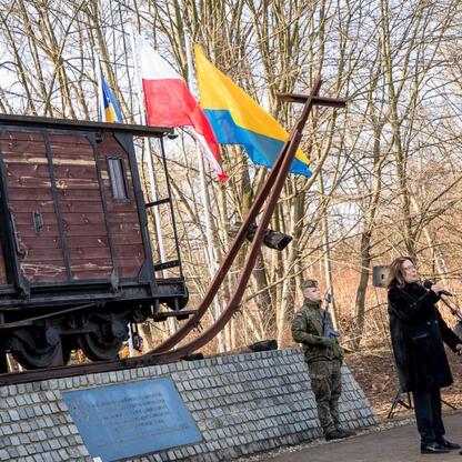 Pomnik Ofiar Tragedii Górnośląskiej w Bytomiu-Miechowicach, upamiętniający 80. rocznicę tragicznego okresu w historii regionu. (wygenerowano przez AI)