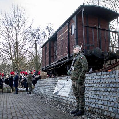 Słupski pomnik Ofiar Tragedii Górnośląskiej w Miechowicach. (wygenerowano przez AI)
