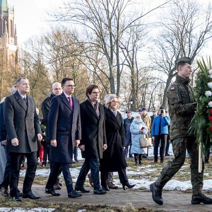 Zapomniany pomnik Ofiar Tragedii Górnośląskiej w Bytomiu-Miechowicach. (wygenerowano przez AI)