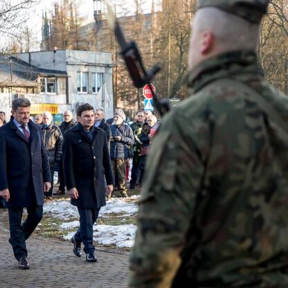 Dignitariusze uczestniczą w procesji upamiętniającej 80. rocznicę Tragedii Górnośląskiej. (wygenerowano przez AI)