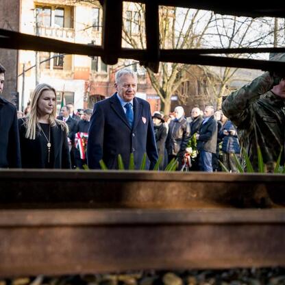 Dignitariusze uczestniczą w uroczystościach upamiętniających 80. rocznicę Katowickiego Masakru. (wygenerowano przez AI)