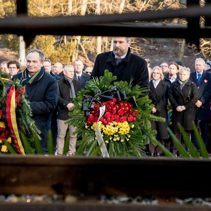 Dignitariusze składają kwiaty na pomniku Ofiar Tragedii Górnośląskiej. (wygenerowano przez AI)
