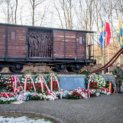 Pomnik Ofiar Tragedii Górnośląskiej w Bytomiu-Miechowicach, upamiętniający ofiary deportacji z 1945 roku. (wygenerowano przez AI)