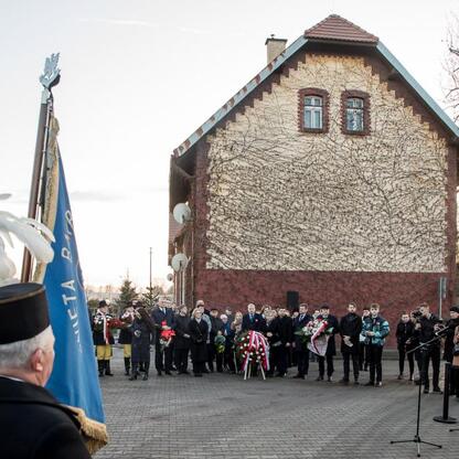 Zapomniany pomnik w Bytomiu-Miechowicach, upamiętniający ofiary Tragedii Górnośląskiej. (wygenerowano przez AI)