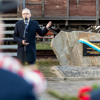 Uroczystość upamiętniająca 80. rocznicę Tragedii Górnośląskiej, z udziałem władz i parlamentarzystów, zakończona odsłonięciem tablicy w Radzionkowie. (wygenerowano przez AI)