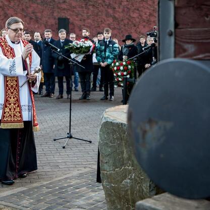 Ceremonia upamiętniająca 80. rocznicę Tragedii Górnośląskiej, z udziałem władz i parlamentarzystów. (wygenerowano przez AI)