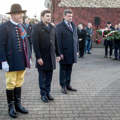Tragedia Górnośląska: 80. rocznica, uroczystości w Bytomiu-Miechowicach. (wygenerowano przez AI)