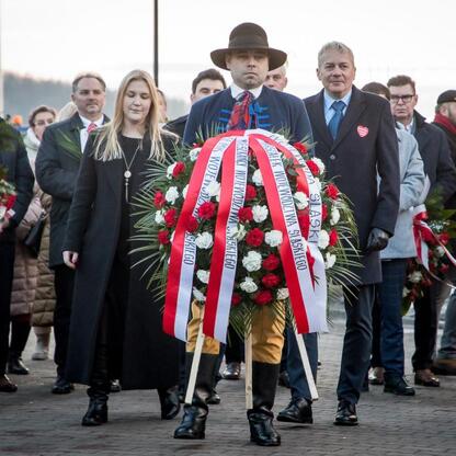 Marszałek Wojciech Saługa i członek zarządu Joanna Bojczuk uczestniczą w uroczystościach upamiętniających 80. rocznicę Tragedii Górnośląskiej. (wygenerowano przez AI)