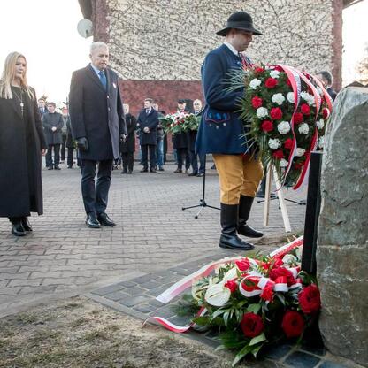Marszałek Wojciech Saługa składa hołd ofiarom Tragedii Górnośląskiej, podczas uroczystości upamiętniających jej 80. rocznicę. (wygenerowano przez AI)