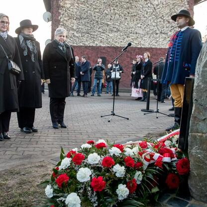 Dignitariusze składają kwiaty i wieniec na pomnik Ofiar Tragedii Górnośląskiej w Bytomiu-Miechowicach. (wygenerowano przez AI)