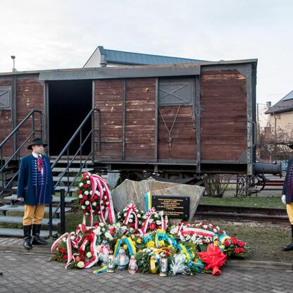 Zapomniany pomnik Ofiar Tragedii Górnośląskiej w Bytomiu-Miechowicach. (wygenerowano przez AI)