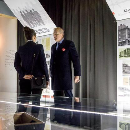 Wojciech Saługa, Marszałek Województwa Śląskiego, wraz z odwiedzającymi muzeum osobami uczestniczy w obchodach 80. rocznicy Tragedii Górnośląskiej. (wygenerowano przez AI)