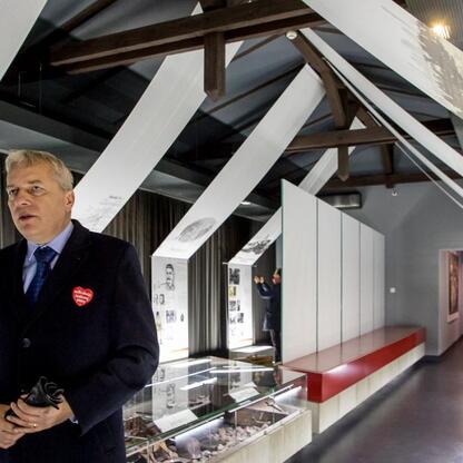Marszałek Wojciech Saługa uczestniczy w uroczystościach upamiętniających 80. rocznicę Tragedii Górnośląskiej. (wygenerowano przez AI)