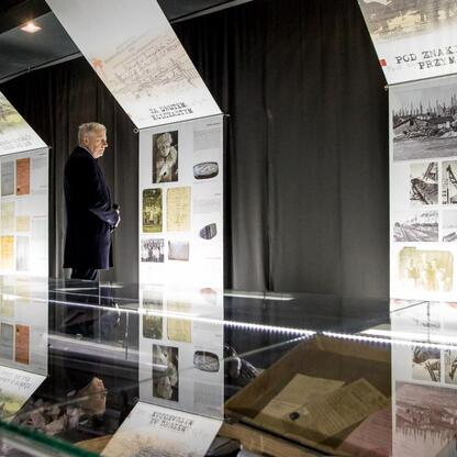 Muzeum Tragedii Górnośląskiej, upamiętniające tragiczne wydarzenia z 1945 roku. (wygenerowano przez AI)