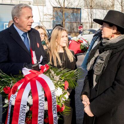 Wojciech Saługa i Joanna Bojczuk uczestniczą w uroczystościach upamiętniających 80. rocznicę Tragedii Górnośląskiej. (wygenerowano przez AI)